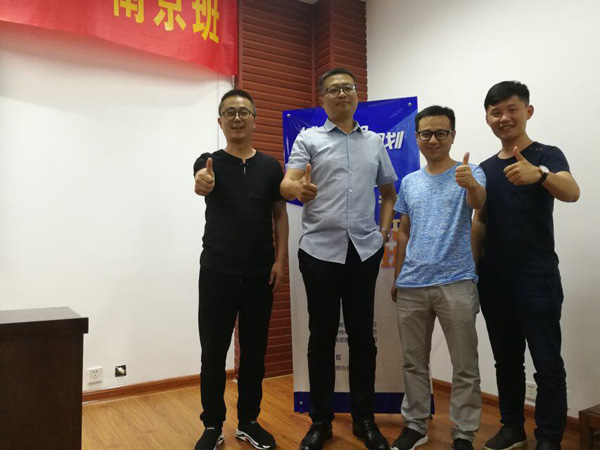 濟(jì)南金昌公司設(shè)計(jì)團(tuán)隊(duì)的自我提升 ——參加江海陽(yáng)老師的《城市照明規(guī)劃與設(shè)計(jì)》高研班(圖2) 濟(jì)南金昌公司設(shè)計(jì)團(tuán)隊(duì)的自我提升 ——參加江海陽(yáng)老師的《城市照明規(guī)劃與設(shè)計(jì)》高研班(圖2)