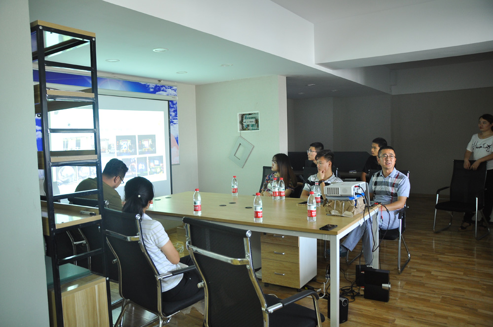 我公司與山東工藝美術(shù)學(xué)院建筑與景觀設(shè)計(jì)專業(yè)的同學(xué)們共同交流互動(圖1)