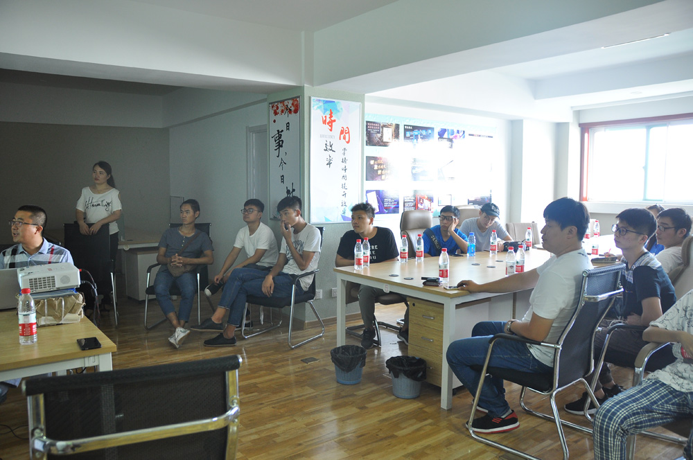 我公司與山東工藝美術(shù)學(xué)院建筑與景觀設(shè)計(jì)專業(yè)的同學(xué)們共同交流互動(圖2)