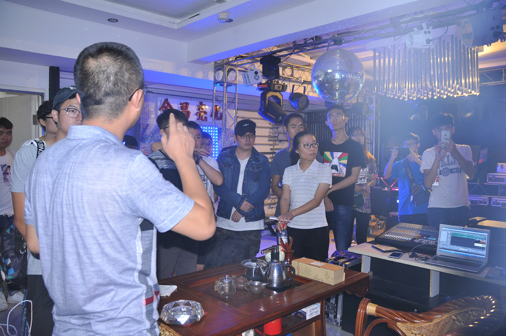 我公司與山東工藝美術(shù)學(xué)院建筑與景觀設(shè)計(jì)專業(yè)的同學(xué)們共同交流互動(圖3)